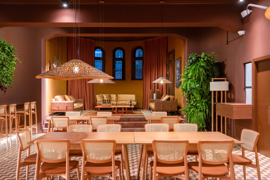 aclaene de mello restaurante casacor rio grande do sul 2022 mesa cadeira laranja luminaria