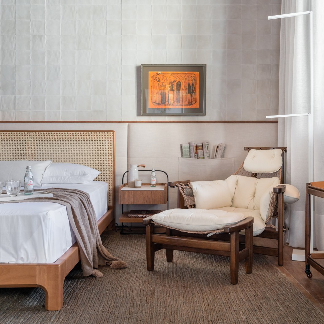 O conforto da Poltrona Jangada, desenho de Jean Gillon da década de 1960, cria o quarto perfeito no "De Volta ao Aconchego", da HB Interiores.