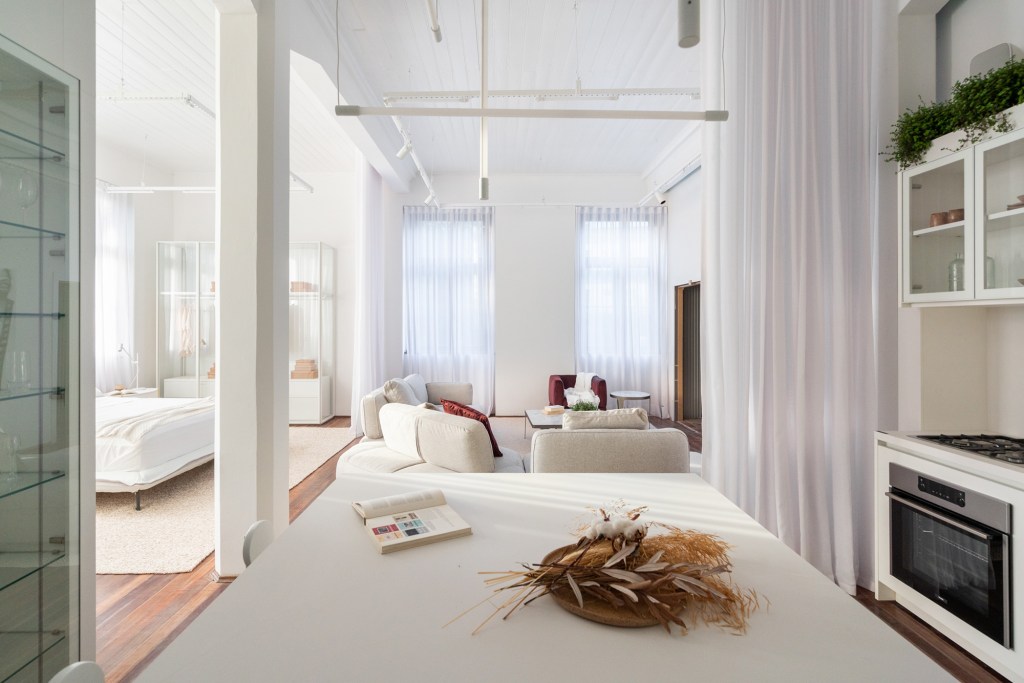 lineastudio arquitetura casa pluma casacor rio grande do sul 2022 loft branco integrado cozinhas com ilha