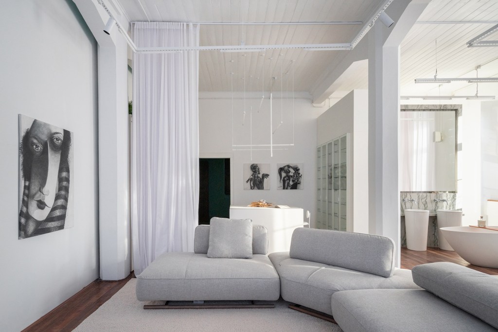 lineastudio arquitetura casa pluma casacor rio grande do sul 2022 loft branco integrado living sofa quarto