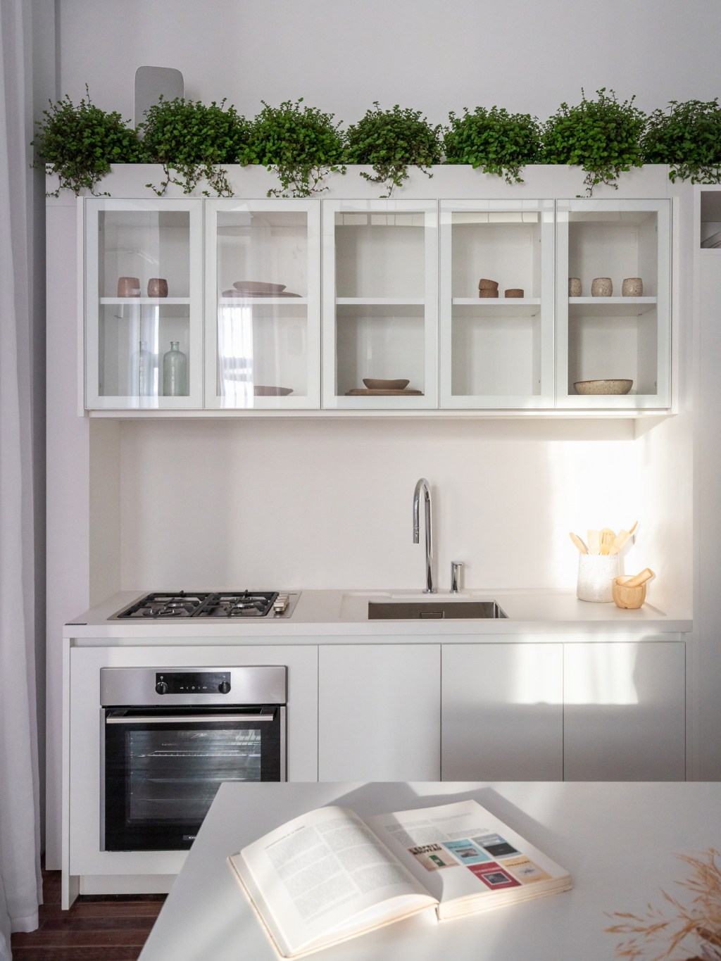 lineastudio arquitetura casa pluma casacor rio grande do sul 2022 loft branco integrado cozinha armario