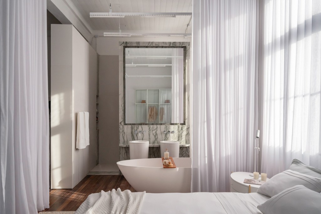 lineastudio arquitetura casa pluma casacor rio grande do sul 2022 loft branco integrado quarto banheiro banheira espelho