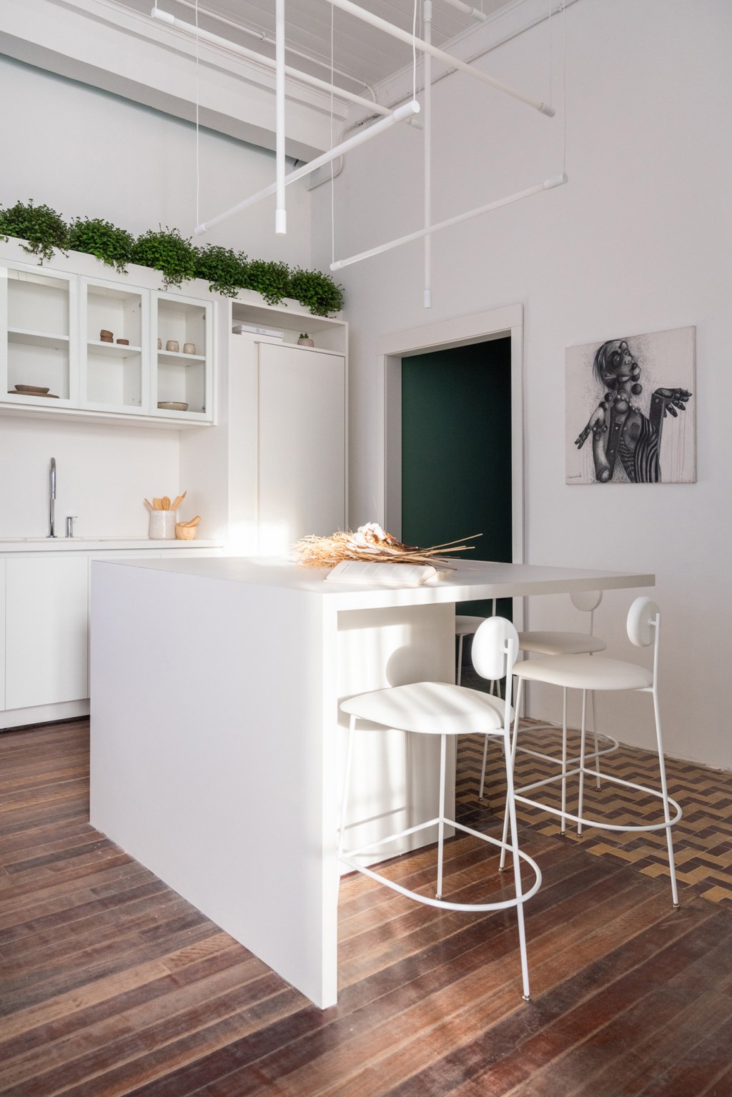 lineastudio arquitetura casa pluma casacor rio grande do sul 2022 loft branco integrado cozinha bancada cadeira