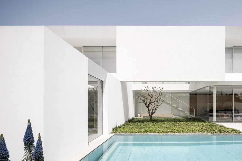 Em Israel, a minimalista K House transborda calmaria através da arquitetura