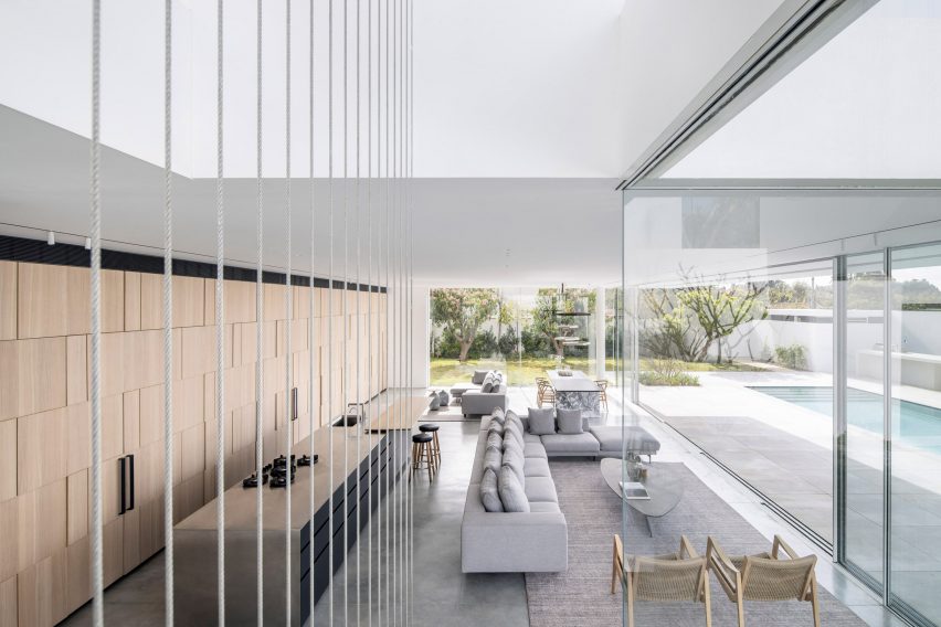 Em Israel, a minimalista K House transborda calmaria através da arquitetura