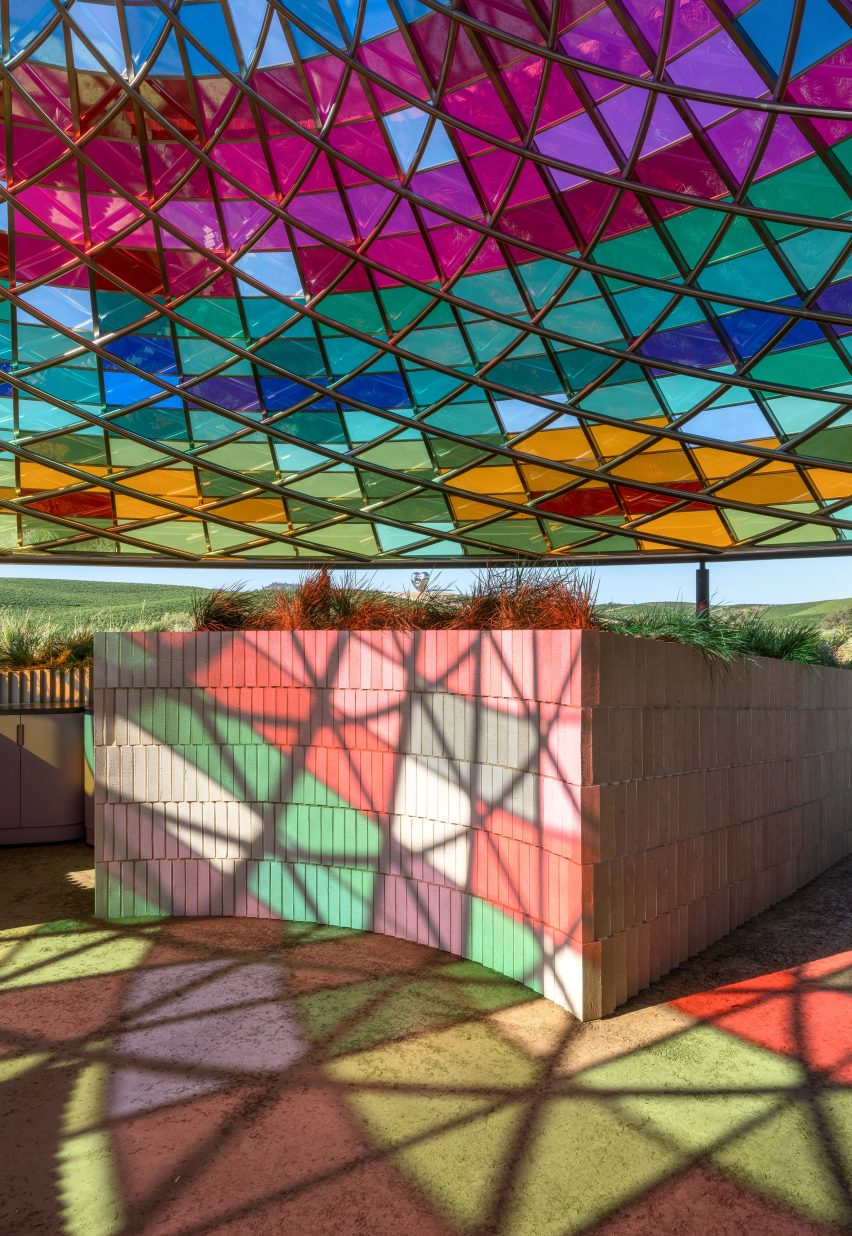 Vinícola na Califórnia impressiona pelo pavilhão cônico de vidro colorido
