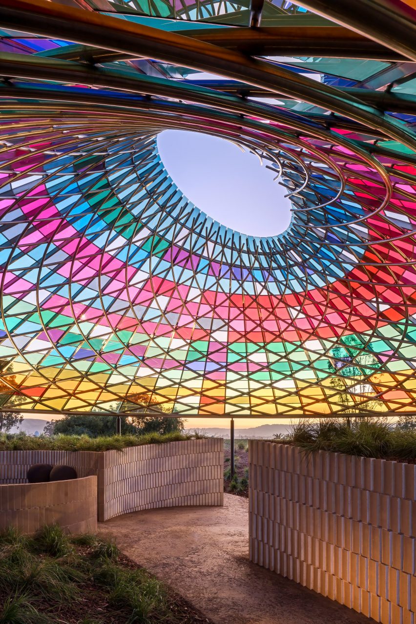 Vinícola na Califórnia impressiona pelo pavilhão cônico de vidro colorido