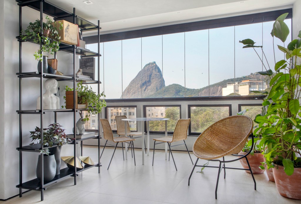Apartamento de 126 m² possui vista para o Pão de Açúcar. Projeto de João Panaggio. Vista da varanda.