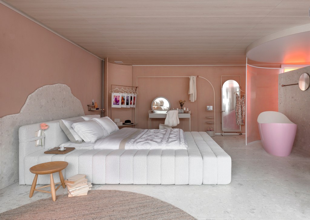 Juliana Loffi Arquitetura & Design Casa vou de Rosa CASACOR Santa Catarina 2022 quarto cama rosa tapete