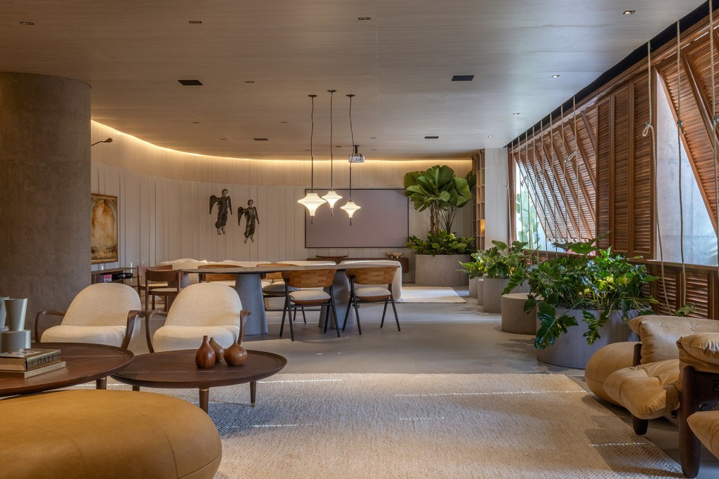 Larissa Dias Arquitetura Janelas do Nosso Mar CASACOR Brasília 2022 sala sofa poltrona tapete jantar mesa janelas