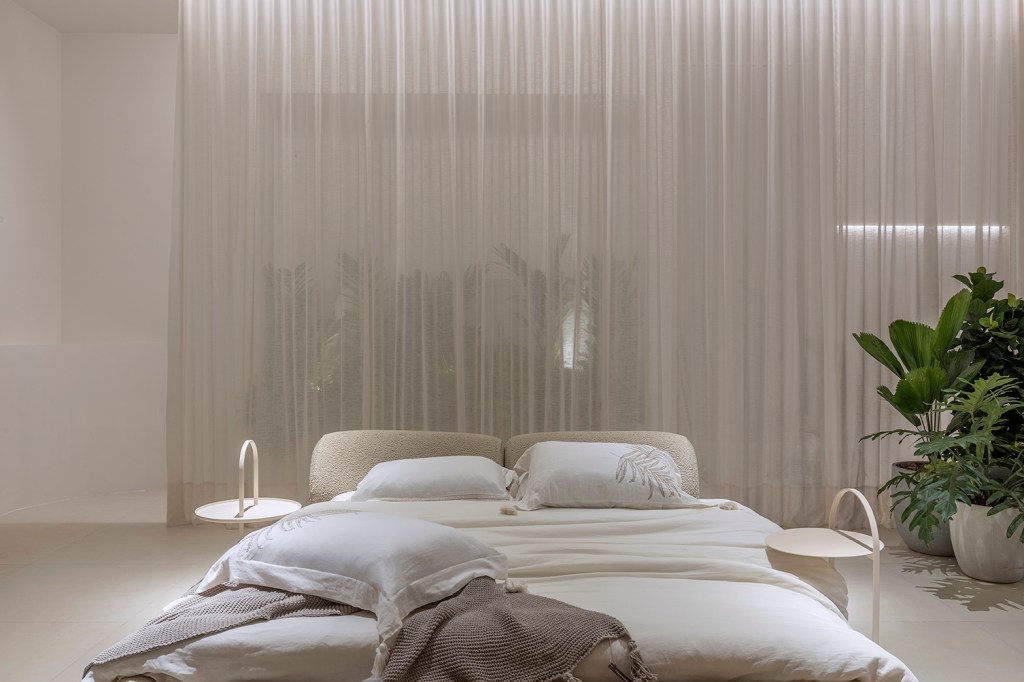 Maria Araujo Arquitetura Design Quarto Infinito CASACOR Brasília 2022 cama branco cortina