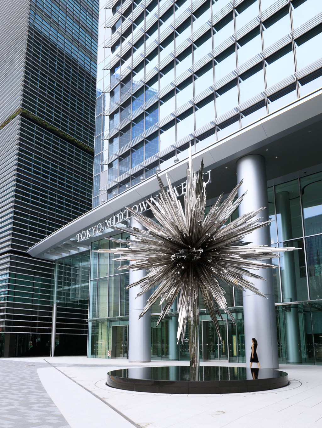 A escultura espelhada 'Estrela' (Star) de Tokujin Yoshioka na entrada do Tokyo Midtown Yaesu, em Tóquio.
