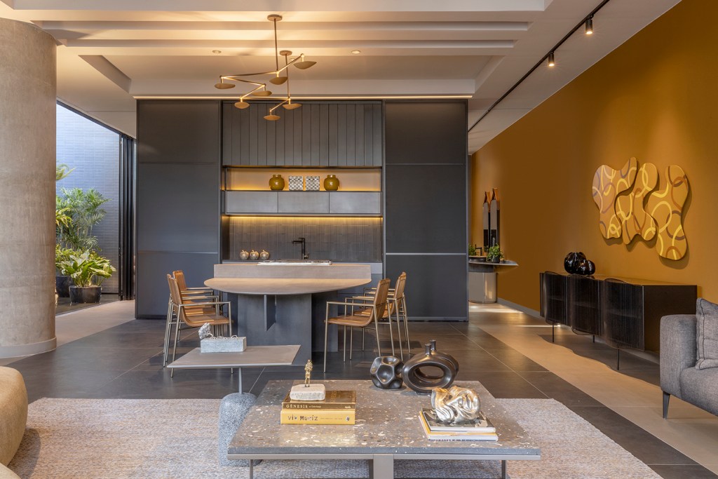 Zardo Arquitetura Interiores Mi Casa, Su Casa CASACOR Brasília 2022 cozinha mesa cadeira tapete