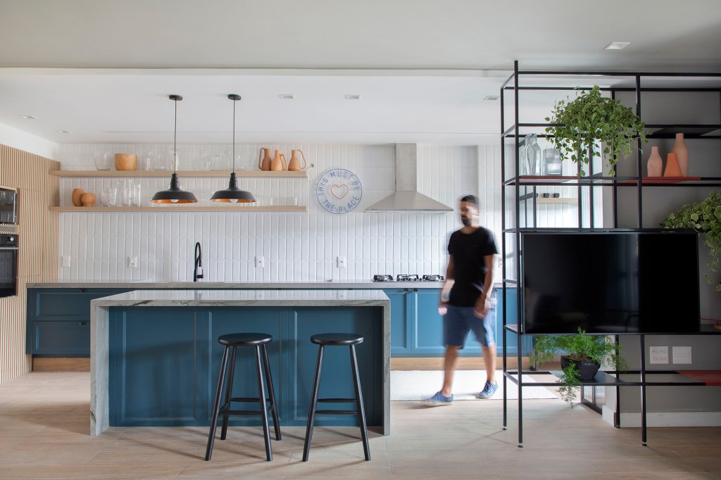 apartamento up3 arquitetura escandinavo industrial cozinha ilha subway tiles azul