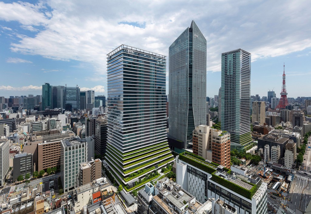 Arranha-céu coberto por plantas é finalizado em Tóquio