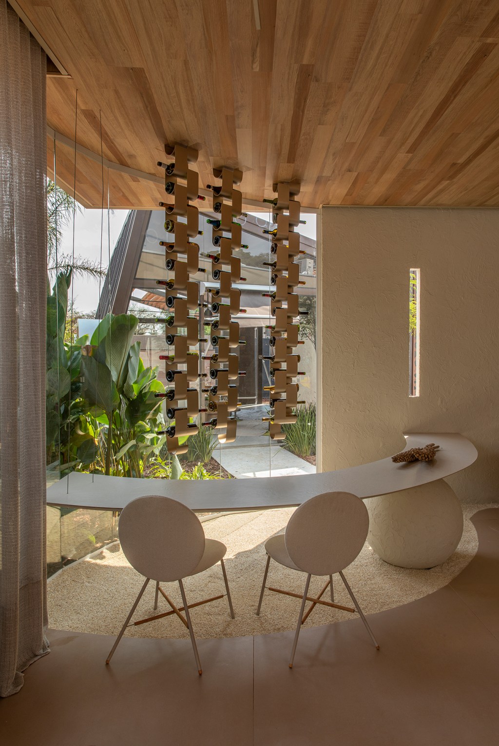 BD Arquitetura Living do acolhimento CASACOR Ribeirão Preto 2022 sala varanda mesa cadeira madeira