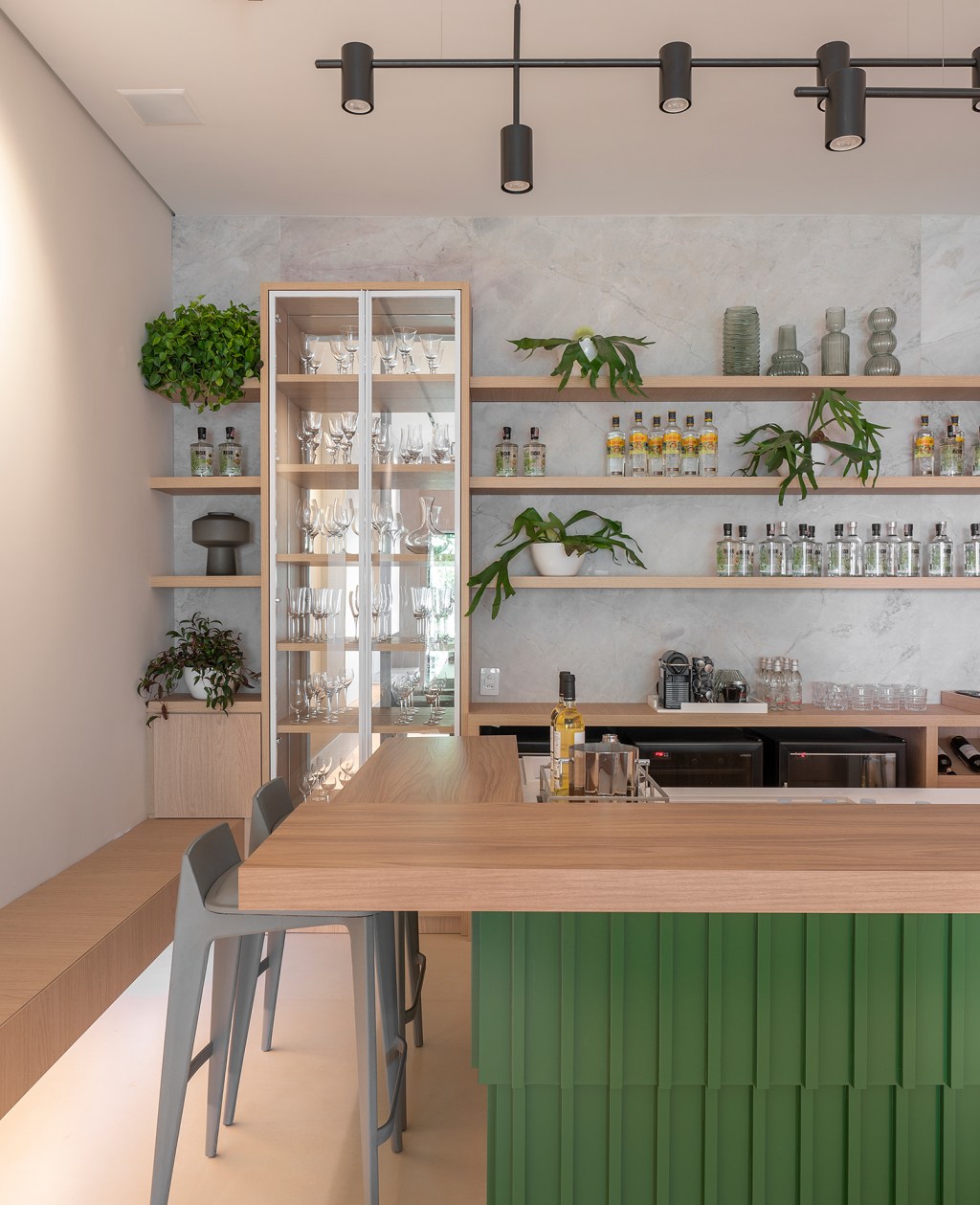 Estela Cislaghi Arquitetura Design Living CO-Existir CASACOR Santa Catarina 2022 sala bar bancada cozinha madeira