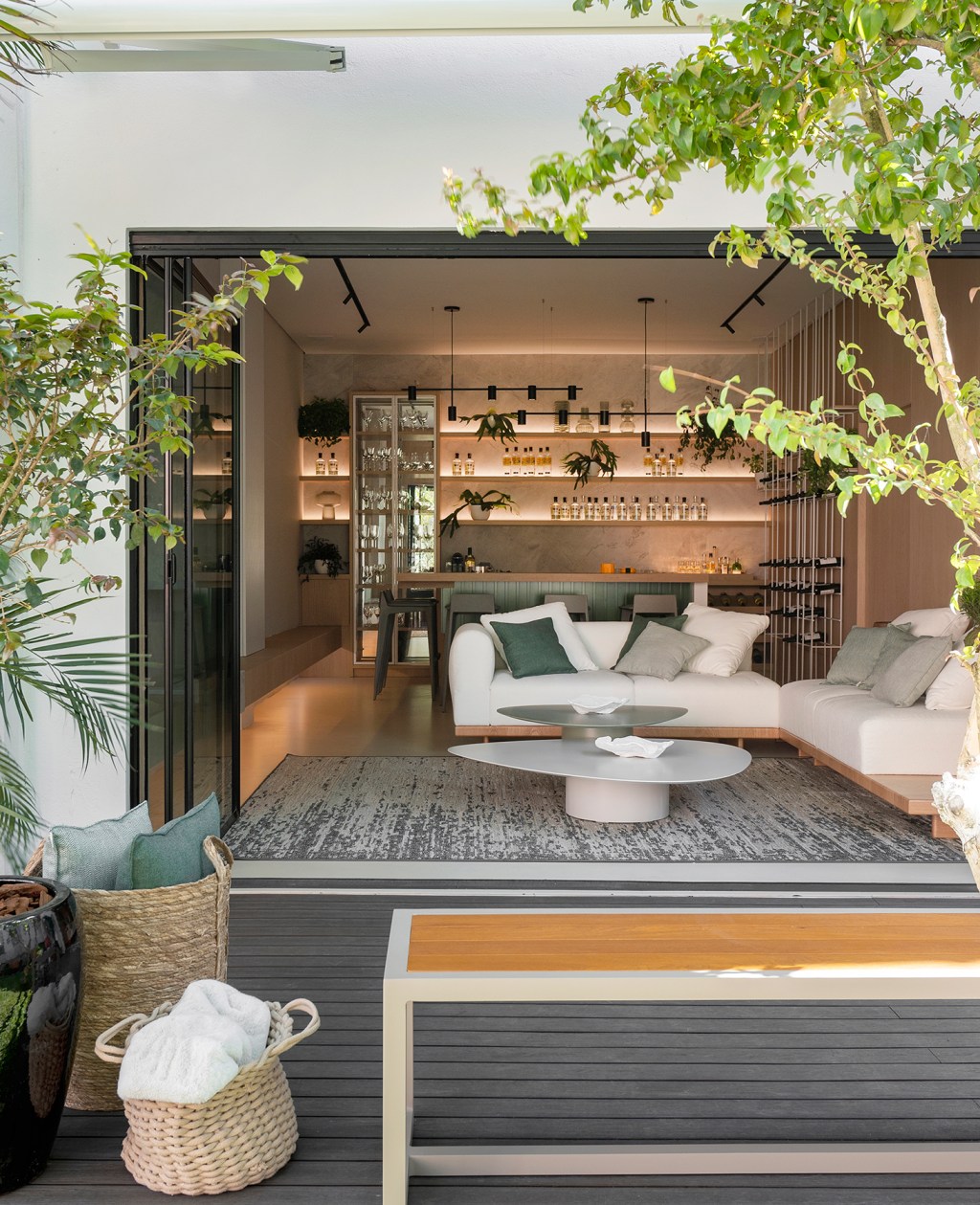 Estela Cislaghi Arquitetura Design Living CO-Existir CASACOR Santa Catarina 2022 sala estar sofá madeira tapete mesa varanda