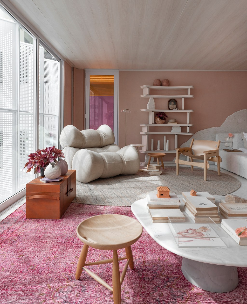 Juliana Loffi Arquitetura & Design Casa vou de Rosa CASACOR Santa Catarina 2022 sala cores sofa tapete mesa banco