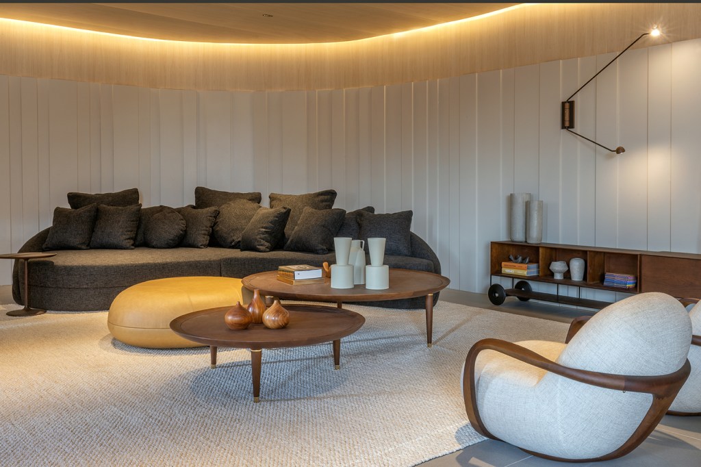 Larissa Dias Arquitetura Janelas do Nosso Mar CASACOR Brasília 2022 sala sofa poltrona tapete