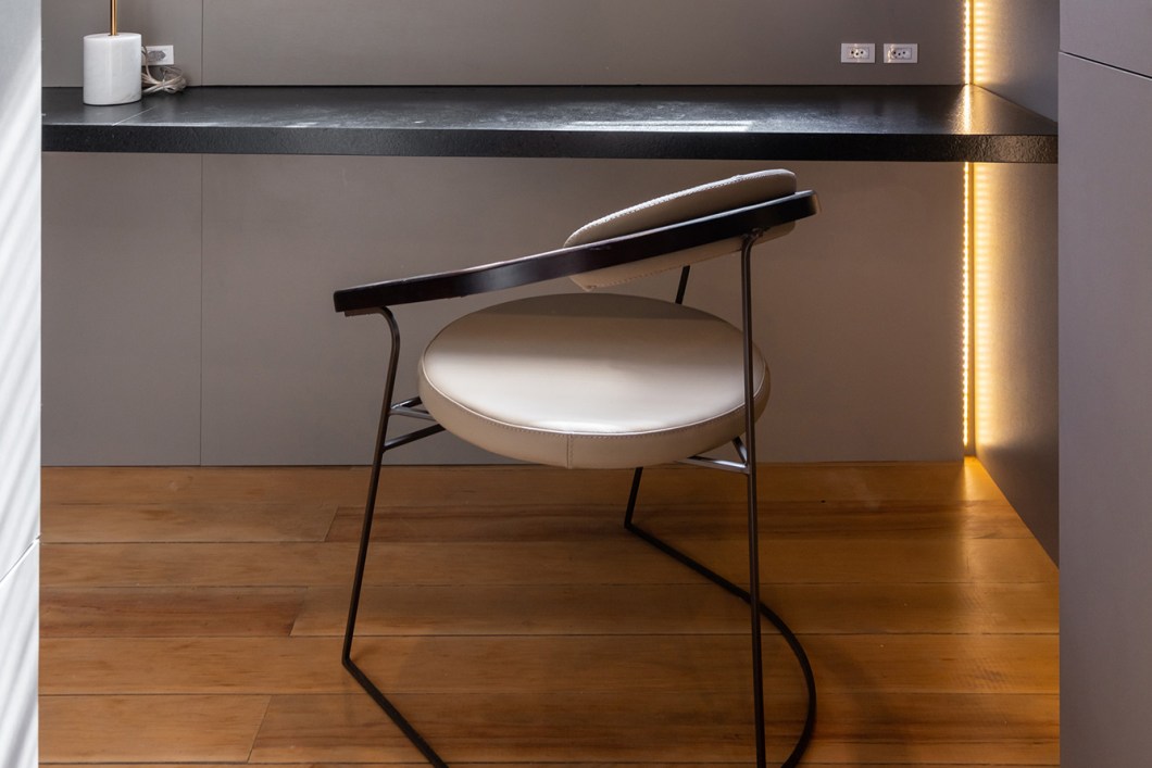 A cadeira com design de Larissa Diegoli combina aço carbono e madeira em uma peça leve e confortável exposta na "Circulação Sensorial", das arquitetas Lisi Wendel e Simone Bertuzzo (WB Arquitetura).