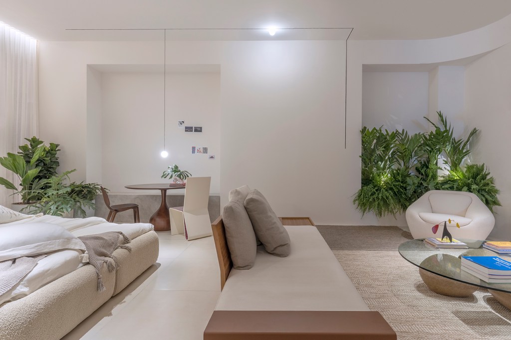 Maria Araujo Arquitetura Design Quarto Infinito CASACOR Brasília 2022 quarto poltrona tapete mesa jardim sofa cama