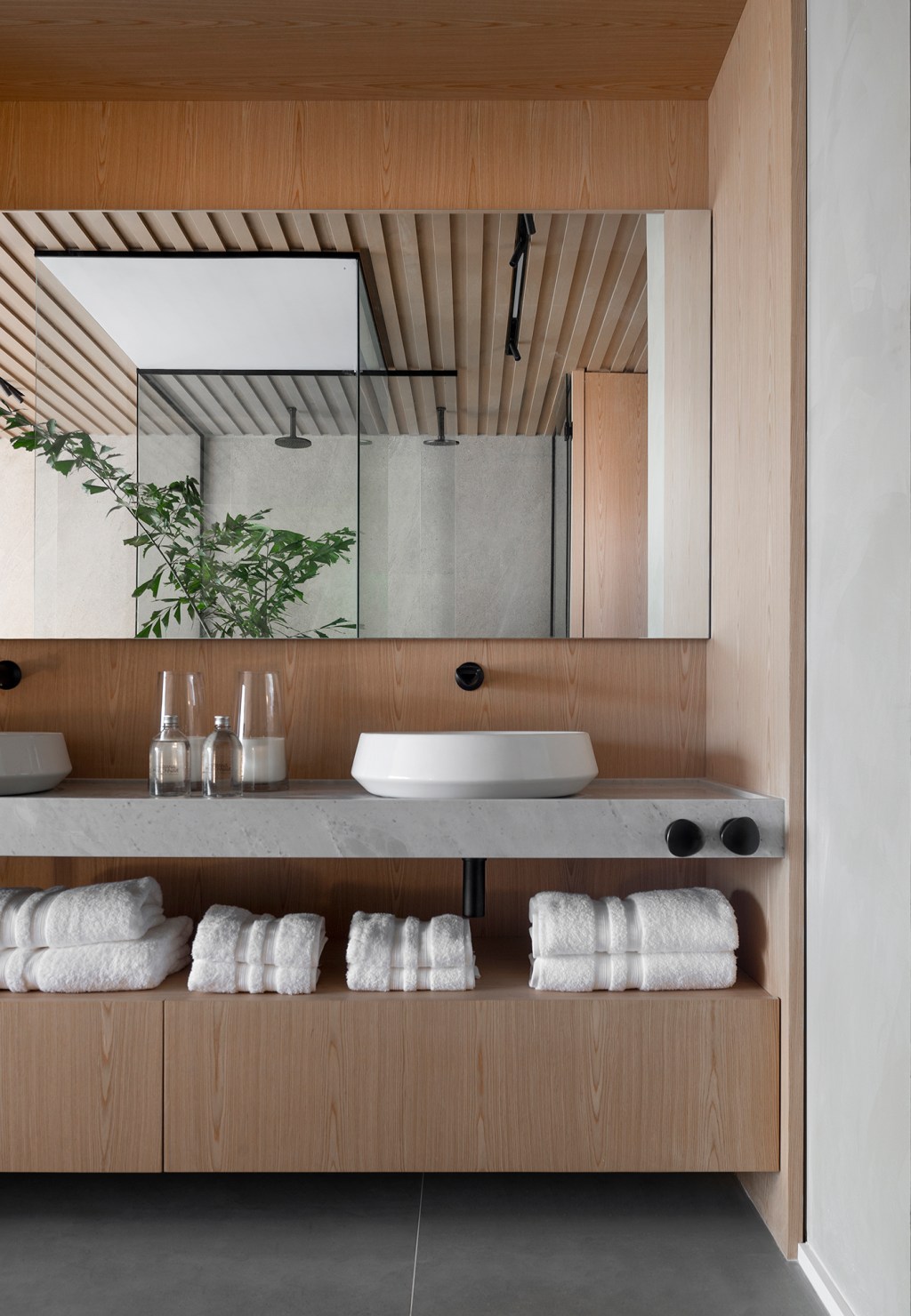 Mariana Maisonnave Arquitetura e Interiores Abraço CASACOR Santa Catarina 2022 banheiro espelho jardim