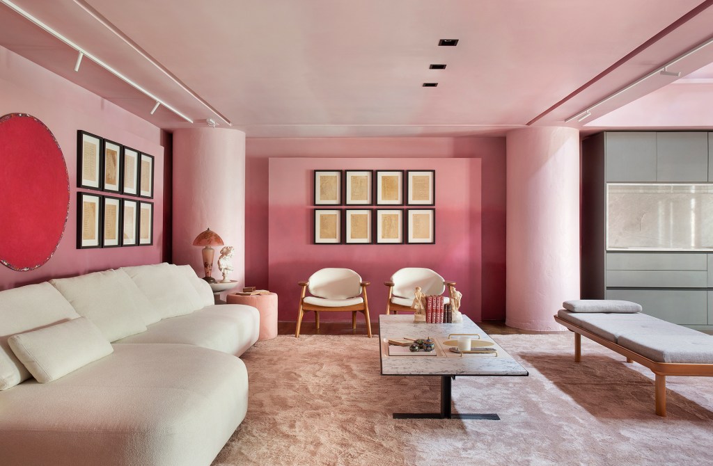 Camila Bittencourt Arquitetura Chez Amour CASACOR Pernambuco 2022 sala sofa poltrona quadro tapete mesa rosa