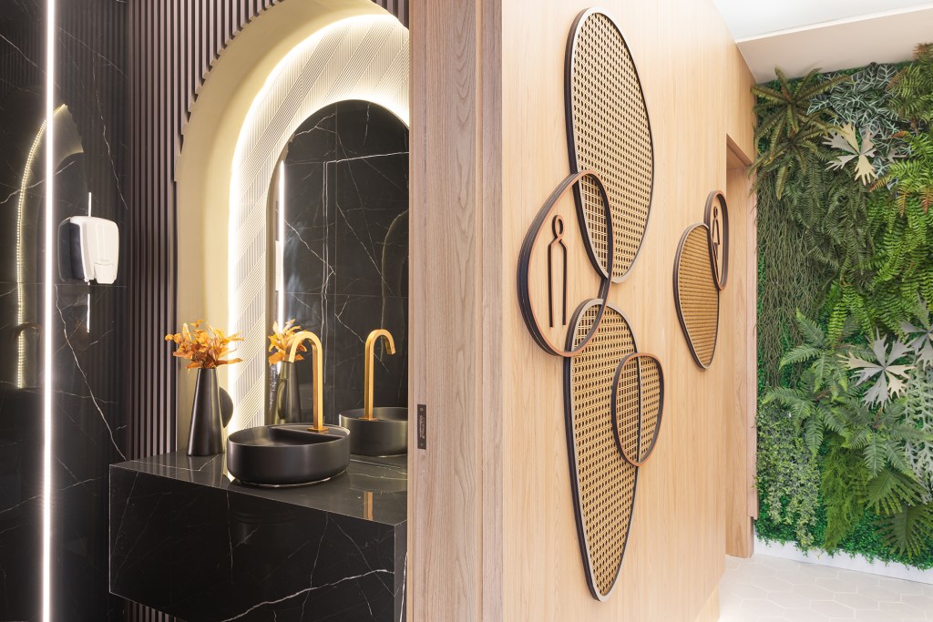 Flat Arquitetura Due Lavabos CASACOR Espírito Santo 2022 banheiro espelho jardim vertical quadro