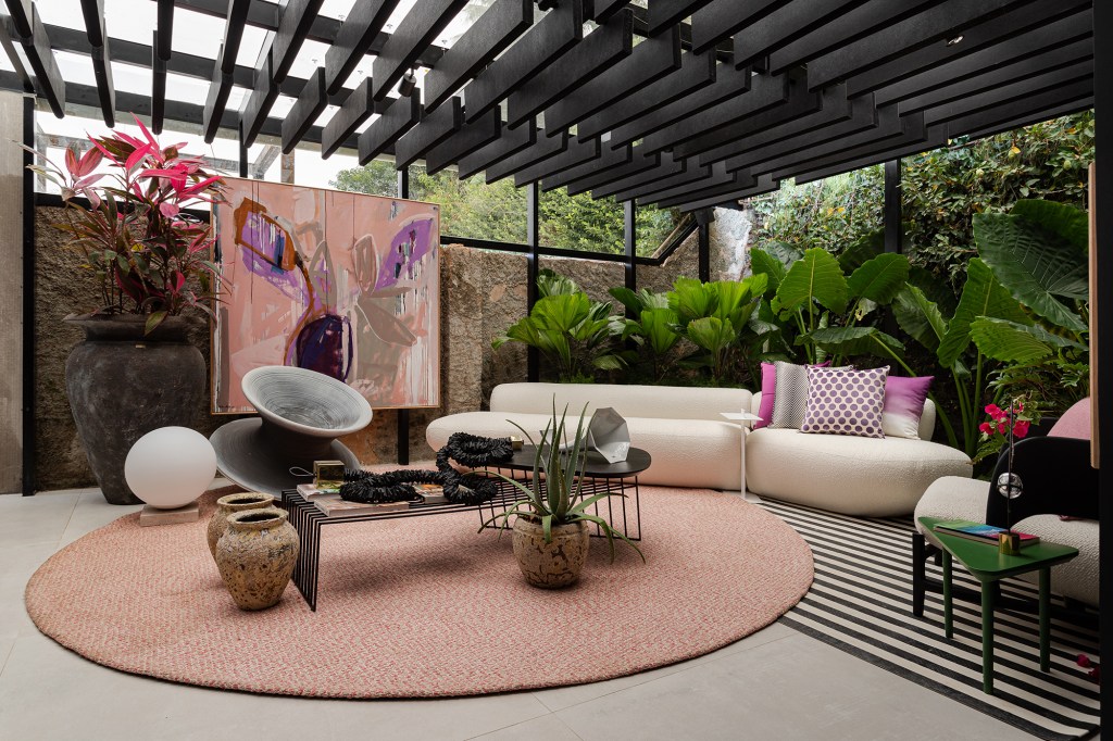 Jessica Araújo Studio pod.misturar CASACOR Bahia 2022 sala sofa tapete jardim quadro almofada