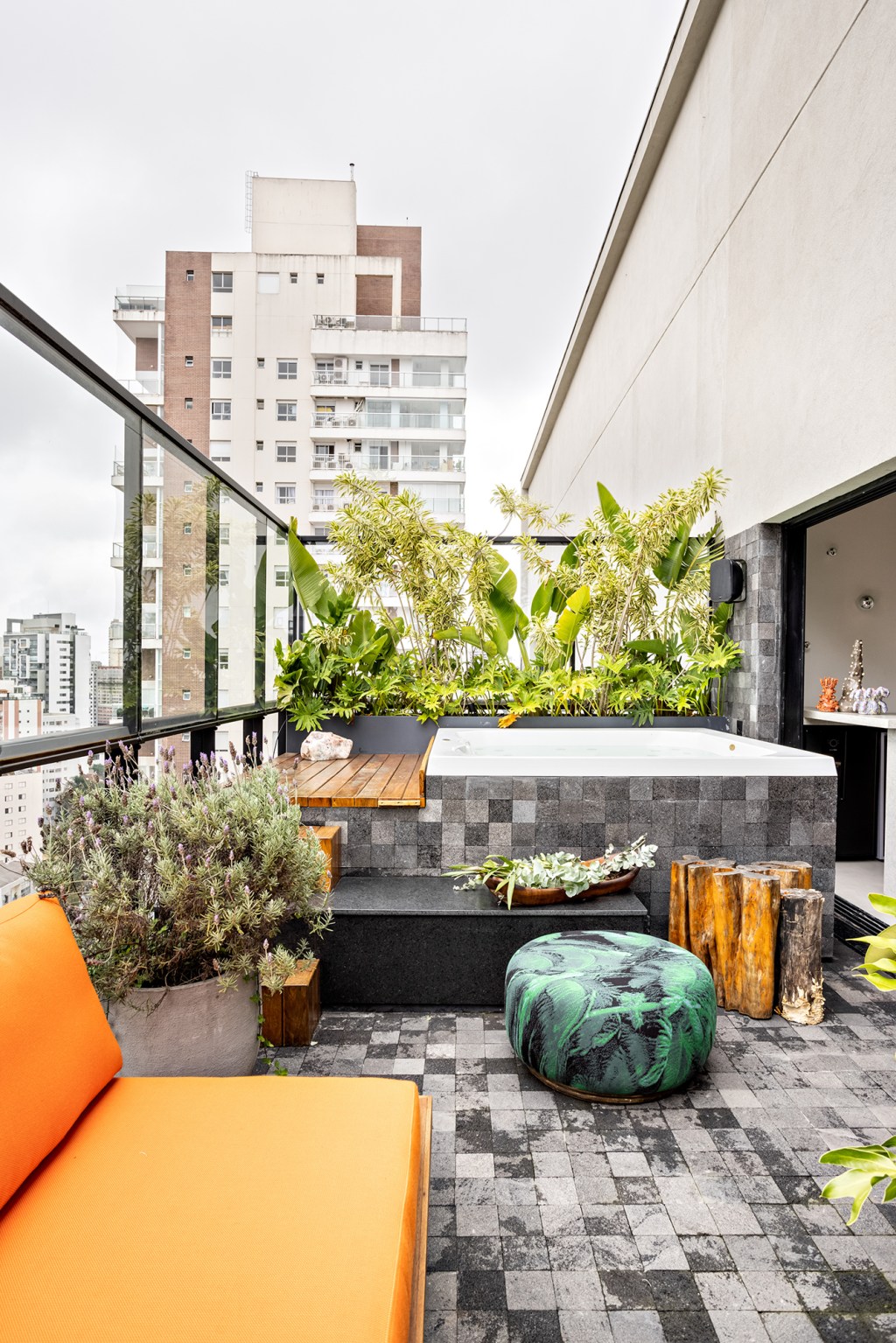 Pedro Luiz de Marqui varanda jardim jacuzzi sofa apartamento