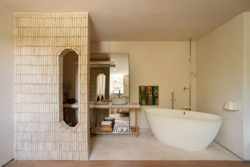 Primo Arquitetura Suíte Transversal CASACOR Bahia 2022 quarto banheiro banheira mesa pia espelho
