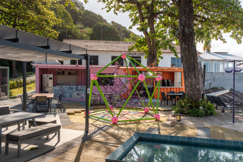 Vivyan Modesto Beach Club CASACOR Espírito Santo 2022 varanda externo banco arte jardim