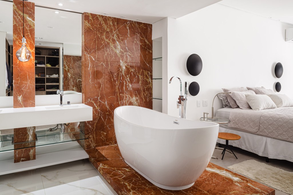 vivian reimers apartamento decoração rio de janeiro banheiro banheira espelho marmore