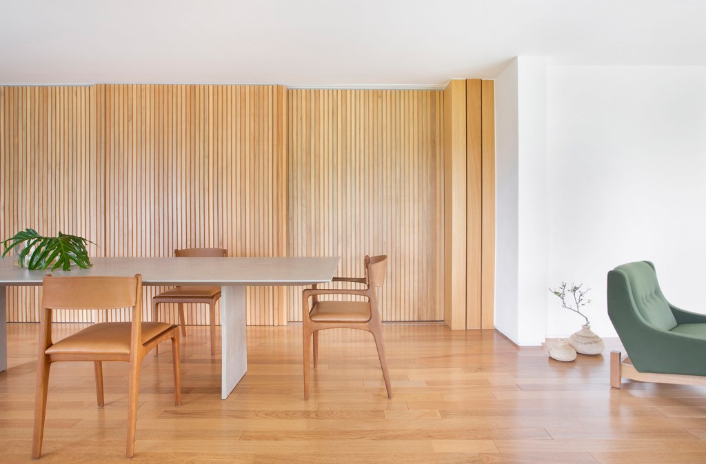 Casa serra Rio de janeiro biofilia Diego Raposo + Arquitetos sala jantar mesa cadeira madeira