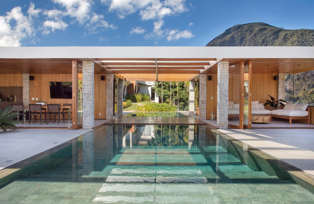 Casa serra Rio de janeiro biofilia Diego Raposo + Arquitetos fachada jardim paisagismo piscina varanda serrana
