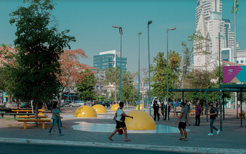 A instalação artística Eggcident do artista holandês Henk Hofstra na Virada Sustentável em Porto Alegre 2020.