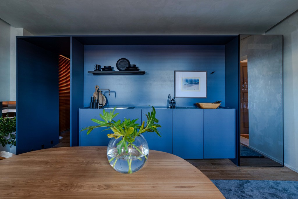 Larissa Franco Loft Recomeço CASACOR Sergipe 2022 cozinha azul mesa tapete quadro adega