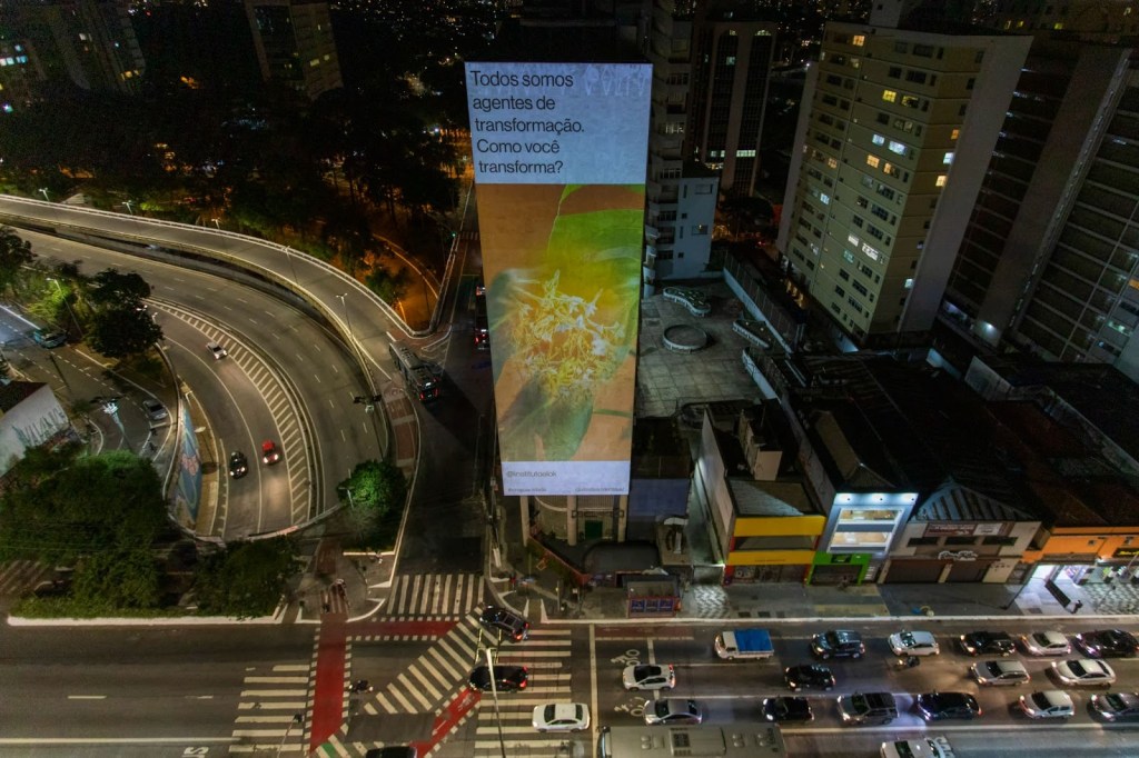 Projeção em empena de prédio na região da Avenida Paulista na Virada Sustentável 2021.