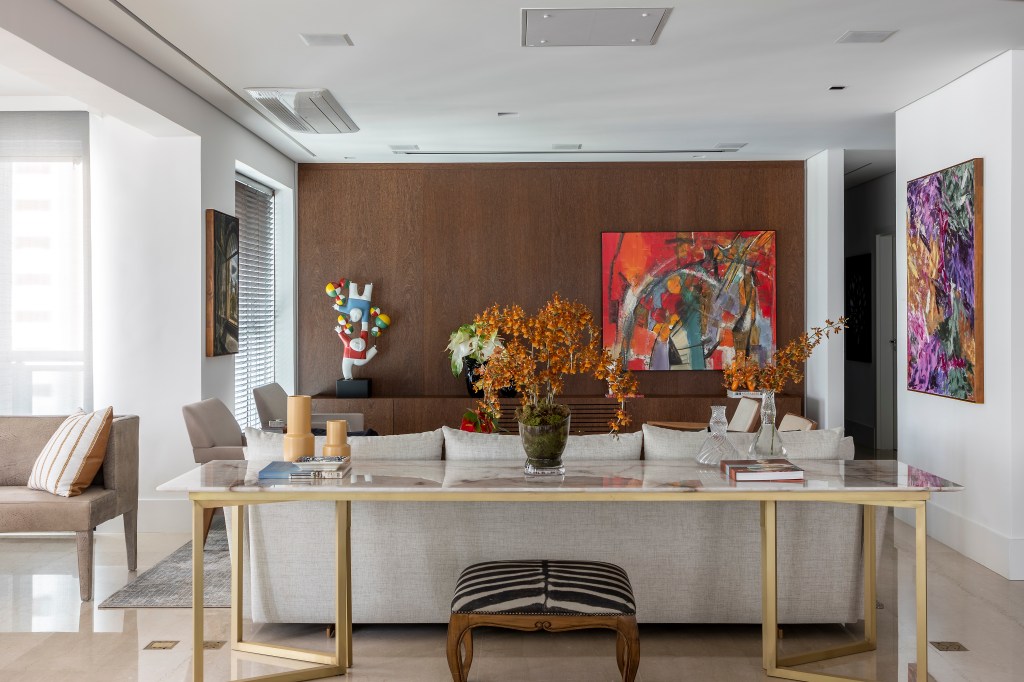 Após reforma, apartamento ganha sala de estar integrada de 150 m² Adriana Faria