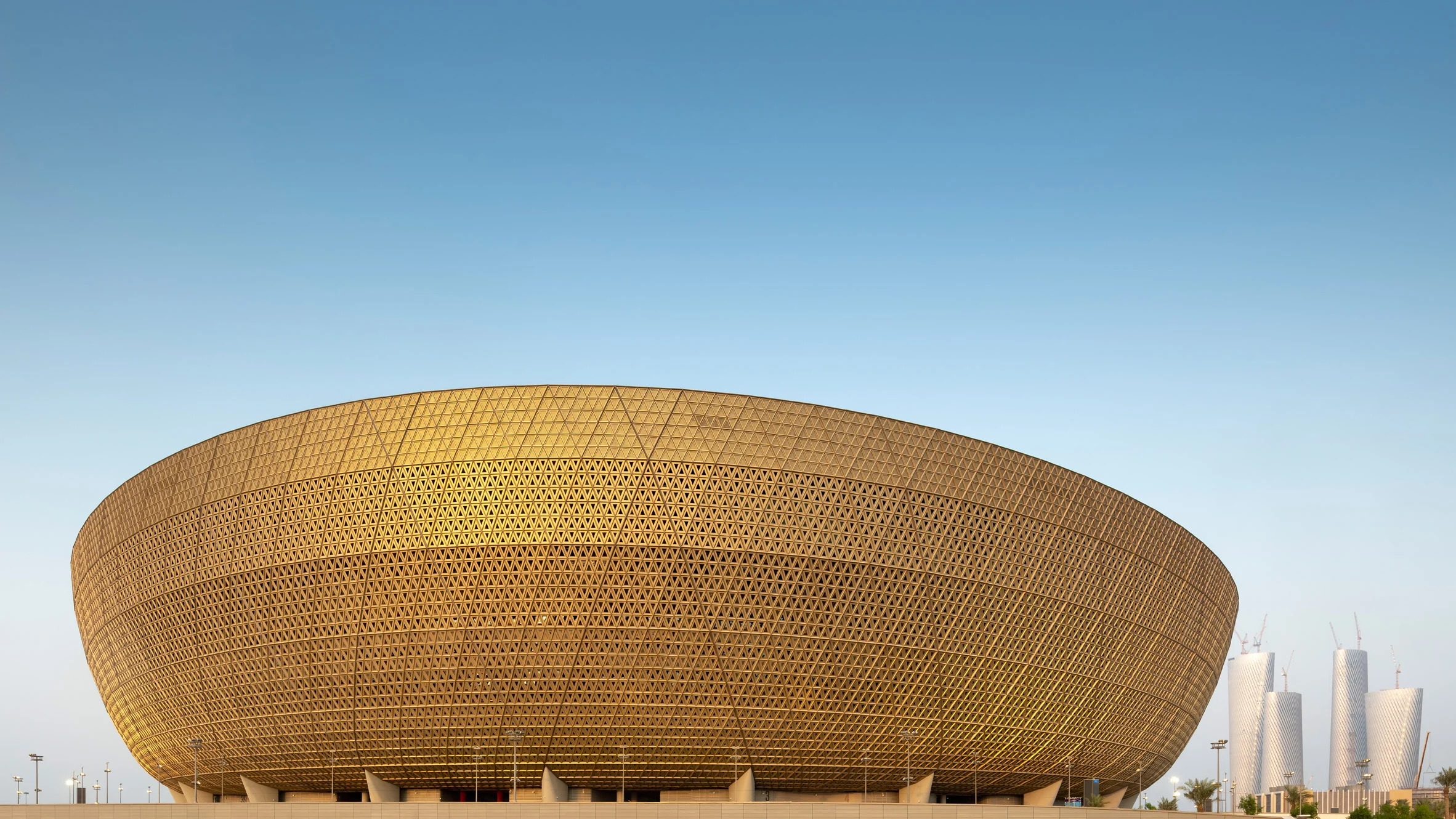 https://casacor.abril.com.br/wp-content/uploads/sites/7/2022/12/AnyConv.com__qatar-world-cup-lusail-stadium-foster-partners_dezeen_2364_col_2.jpeg?quality=90&strip=info