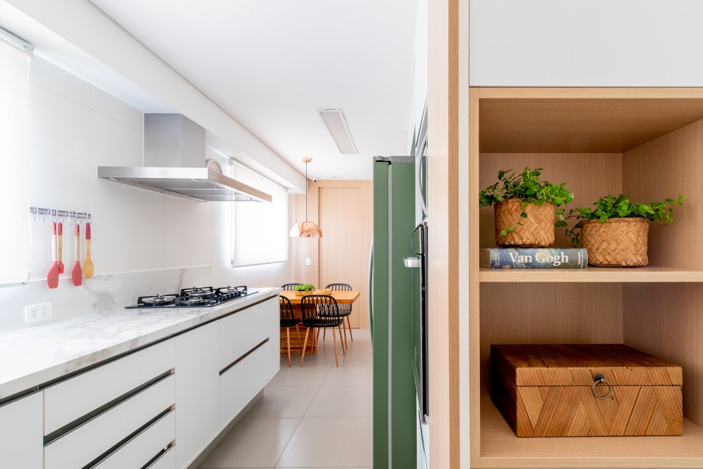 apartamento sabrina salles decoracao cozinha armario geladeira verde