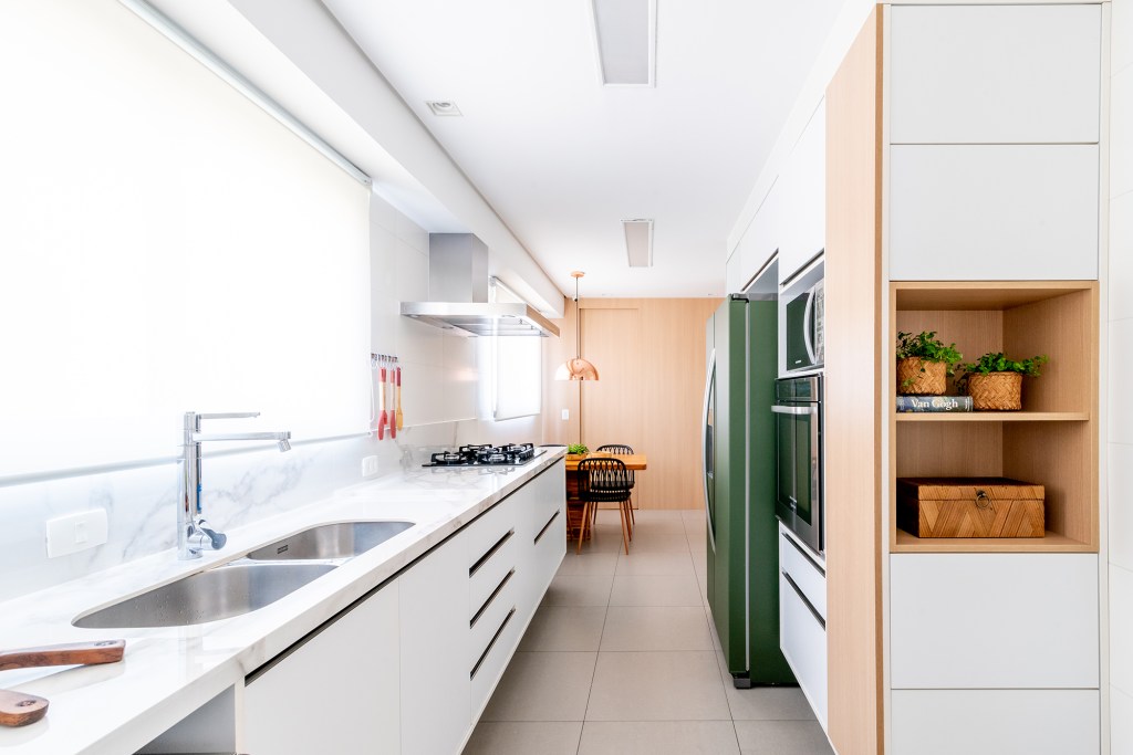 apartamento sabrina salles decoracao cozinha armario geladeira verde décor atemporal