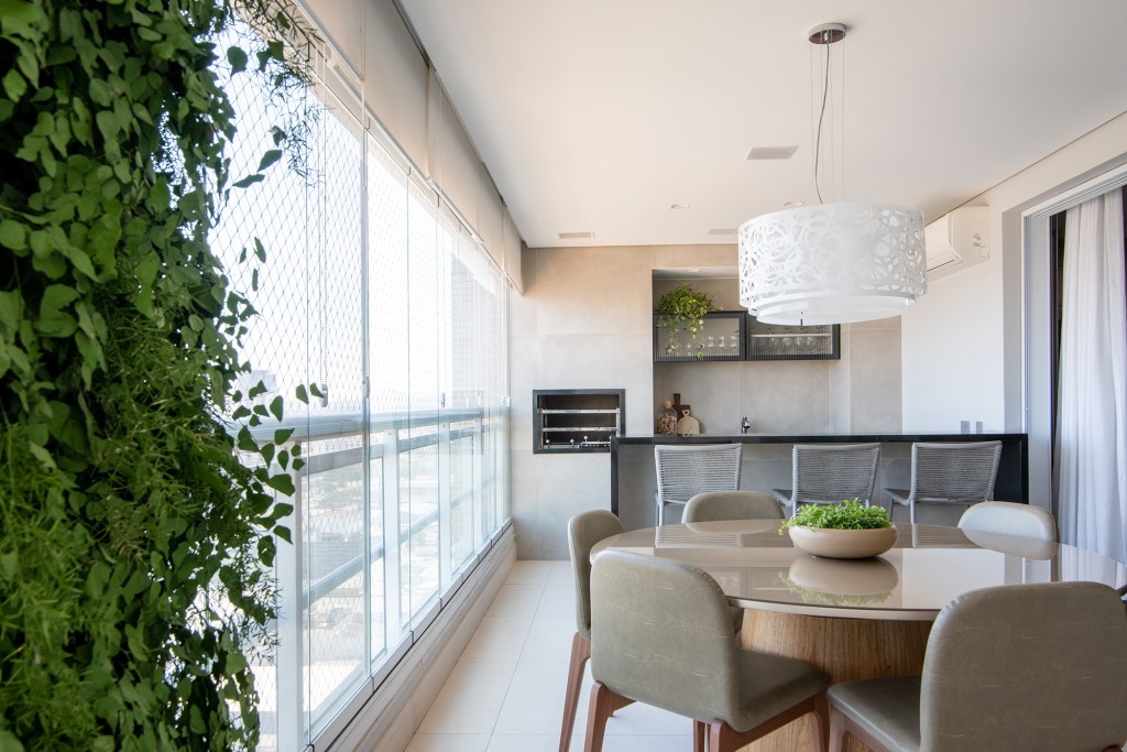 apartamento sabrina salles decoracao terraço churrasqueira gourmet mesa cadeira jardim vertical décor atemporal