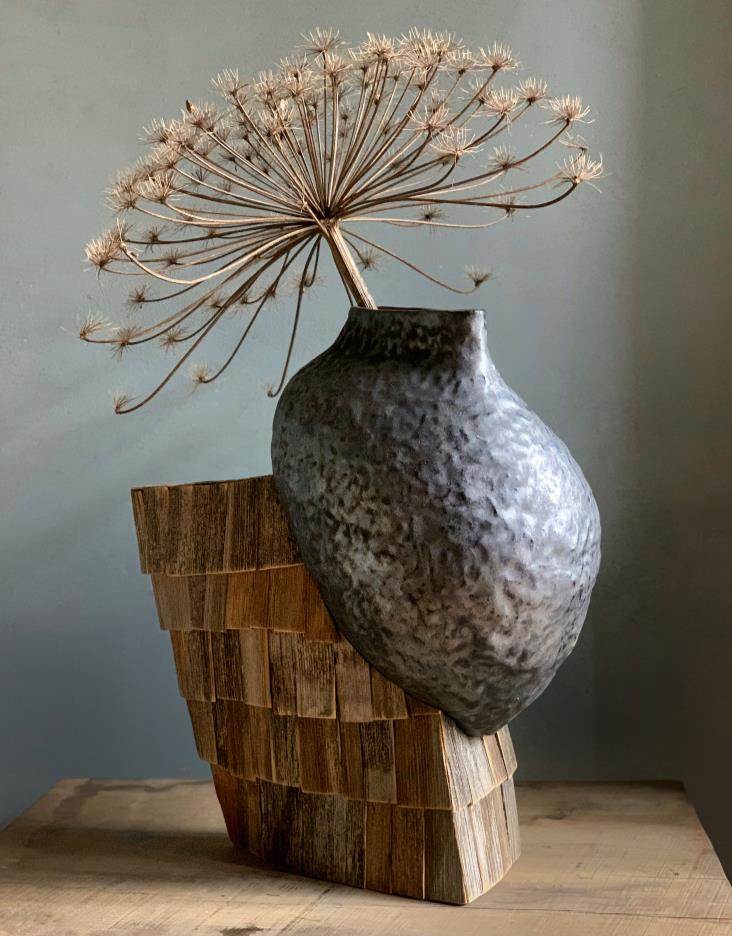 Vaso de cerâmica assinado por Studio Natura Ceramica /