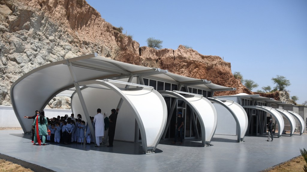 Tendas projetadas por Zaha Hadid Architects viram abrigos e escolas para refugiados