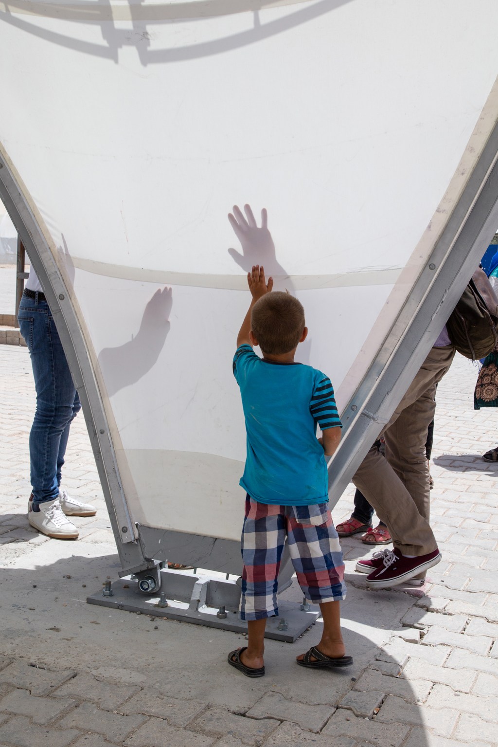 Tendas projetadas por Zaha Hadid Architects viram abrigos e escolas para refugiados