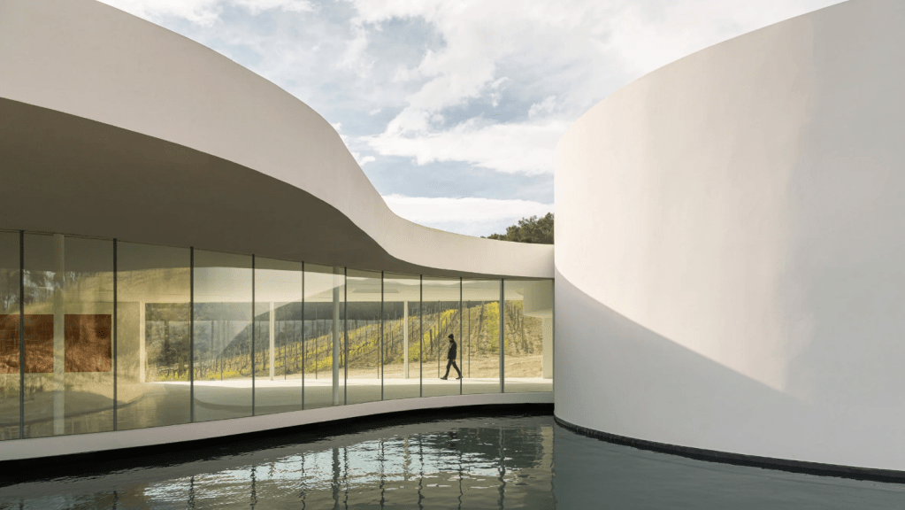 Pavilhão Oscar Niemeyer é inaugurado em Château La Coste, no sul da França