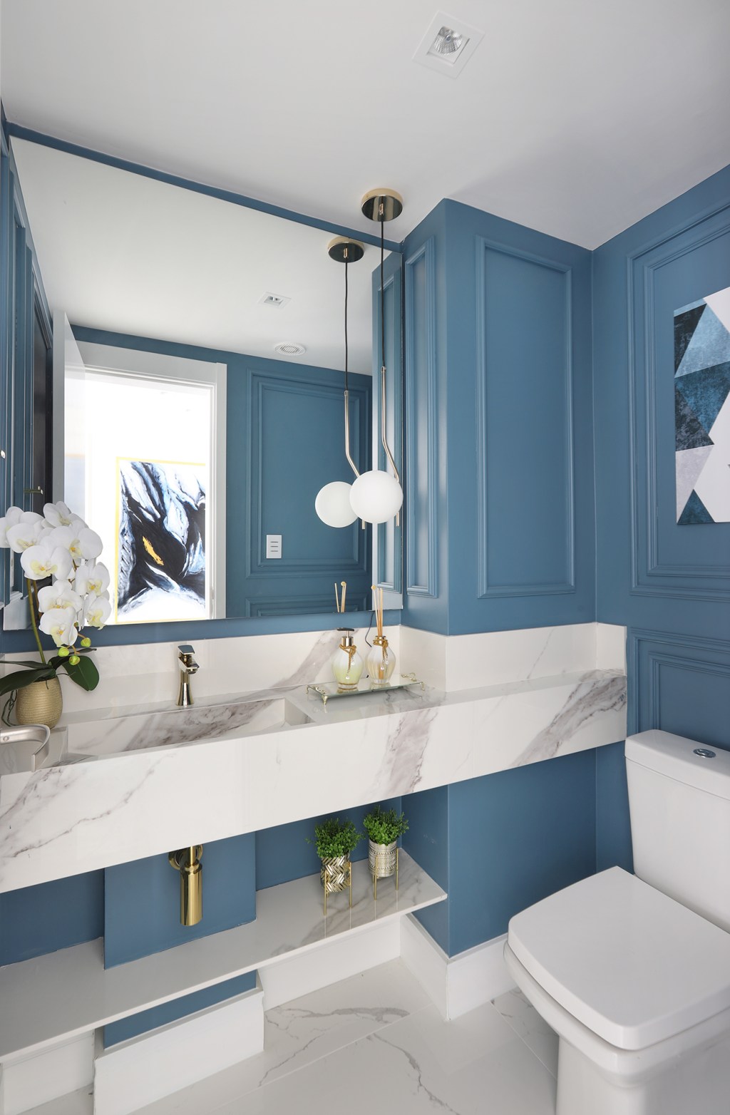 Gabriela Mendes apartamento clássico decoração lavabo azul petroleo moldura espelho