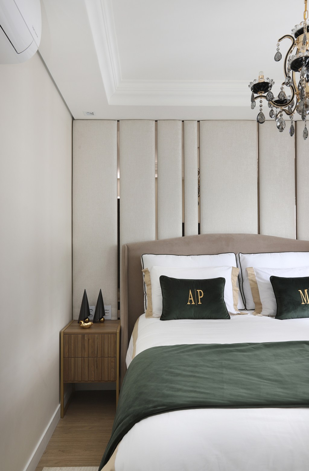 Gabriela Mendes apartamento clássico decoração quarto casal cama cabeceira